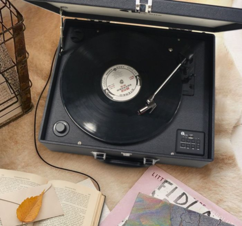 a record rotates on a turntable at 33 rpm